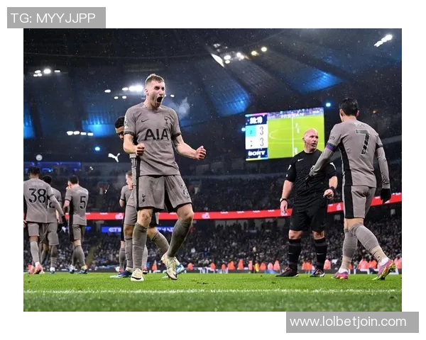 英超激战巴黎圣日耳曼逆转那不勒斯帽子戏法引发争议判罚全场沸腾