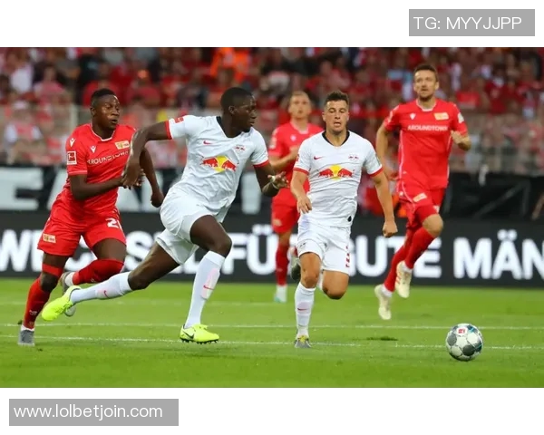 曼联友谊赛大胜莱比锡红牌事件引发全场热议与战术分析