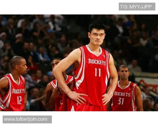 姚明在赛场上的奔跑瞬间回放展现了他的力量与速度之美