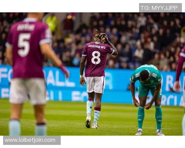 足总杯惊现冷门尤文图斯与利物浦战平引发争议判罚全场沸腾